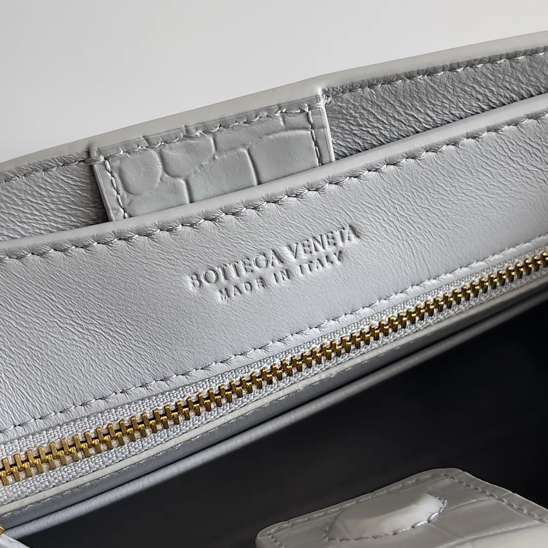 Batch 2880 BOTTEGA VENETA new women's crocodile leather ANDIAMO is shipped! ! ! As a classic model of the BV family, each innovation brings different surprises to fans. There are three ways to carry it with different makeup. Crocodile skin is called the gold in leather and is famous for its top luxury and rarity. During use, the luster of the crocodile skin will not fade or fade with time. No matter how long it is used, it will still remain new. And because each crocodile skin is different, the effect of each crocodile leather bag is different. Style number: 777614 Size: 22*9*15.5cm